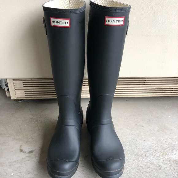 Hunter Shoes - Matte black tall Hunter rainboots  6M/7F